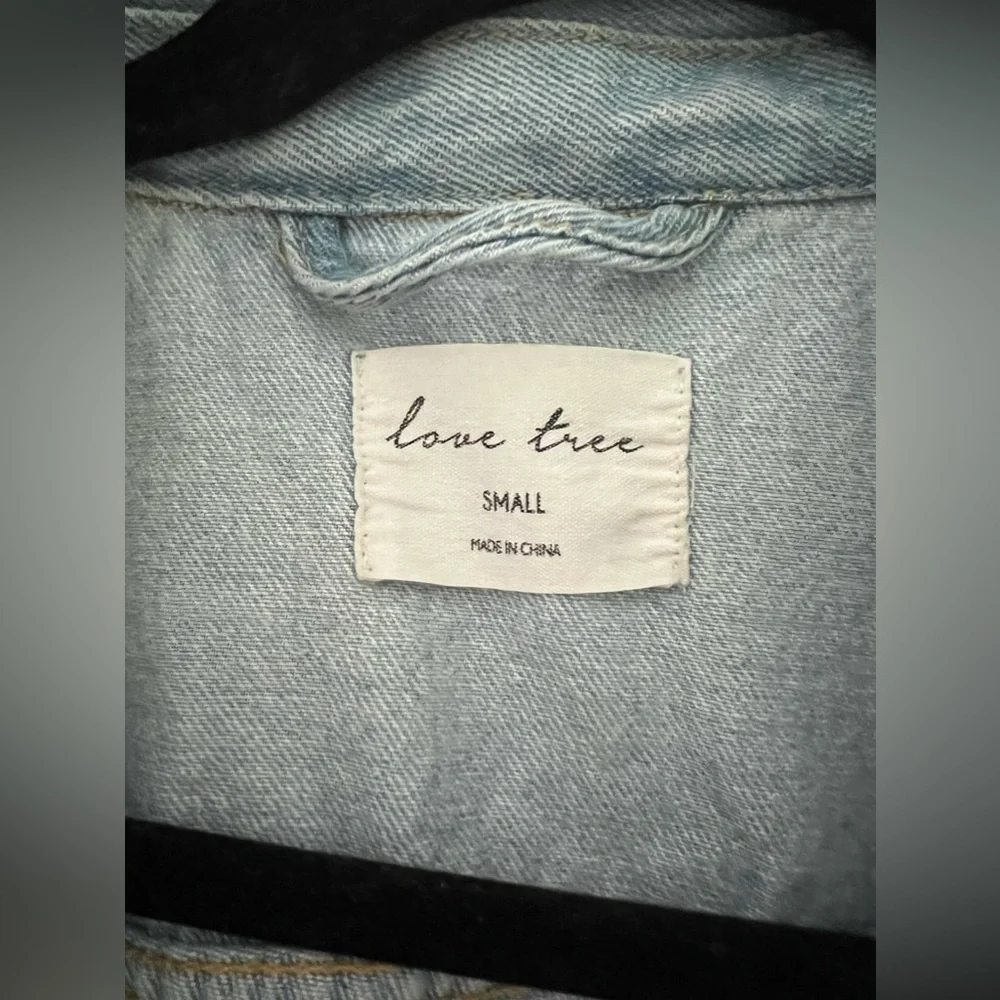 Love Tree Light Denim Distressed Cropped Jean Jacket Women’s Size Small - Picture 4 of 5